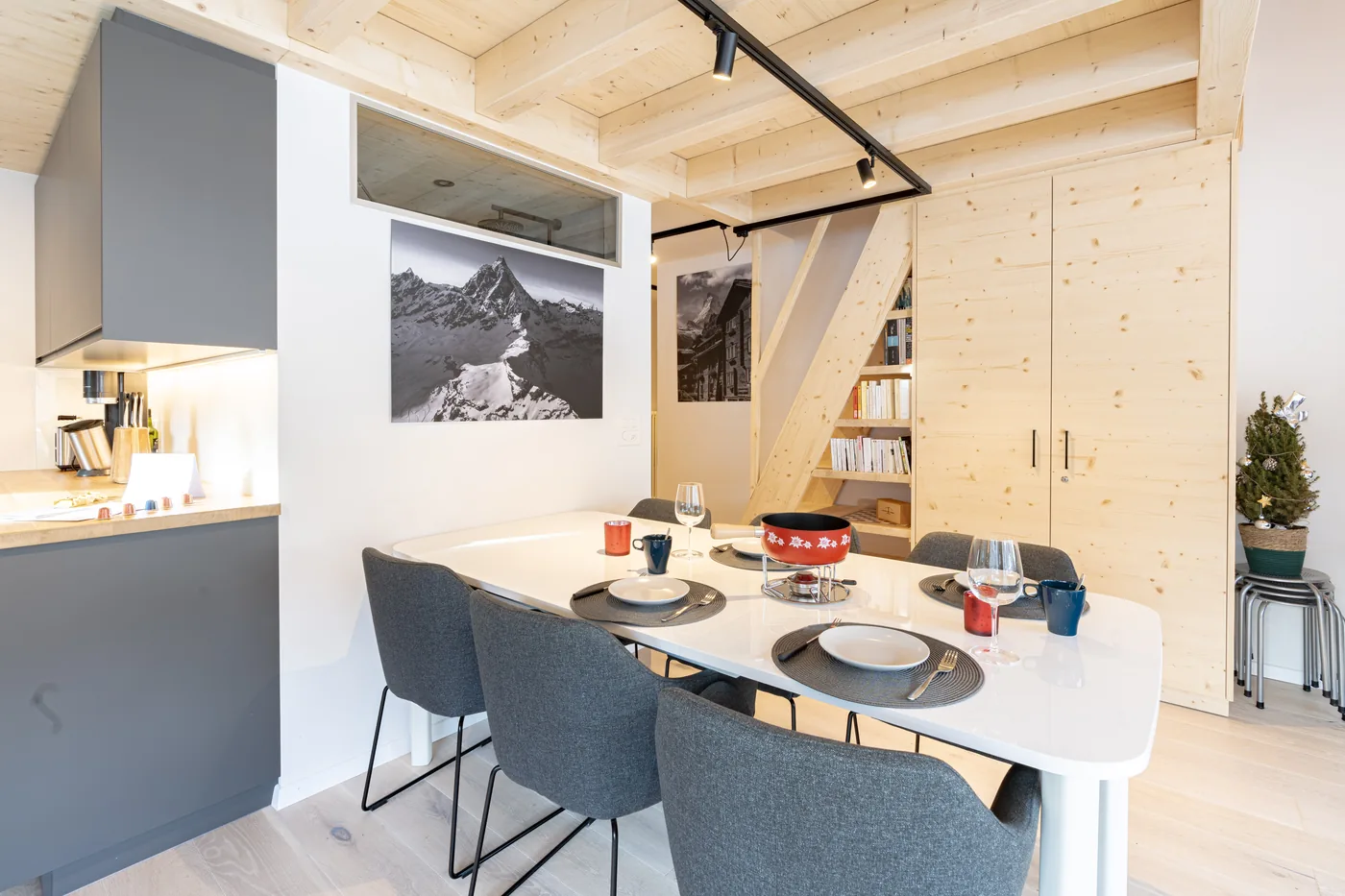 Séjour avec table à manger et cuisine ouverte d'un appartement en gestion locative