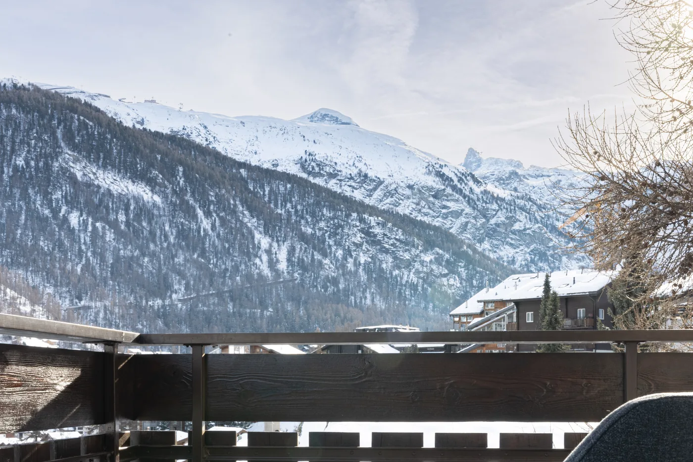 Balcon avec vue sur les montagnes enneigées d'un appartement en gestion locative
