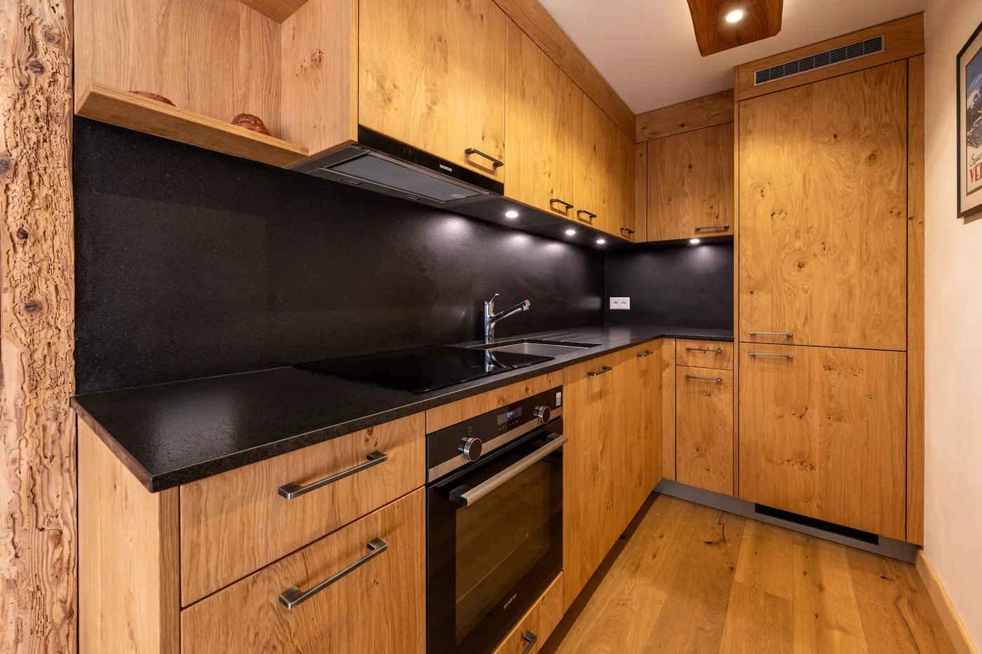 Cuisine équipée en bois et pierre d'un chalet à la location à Verbier