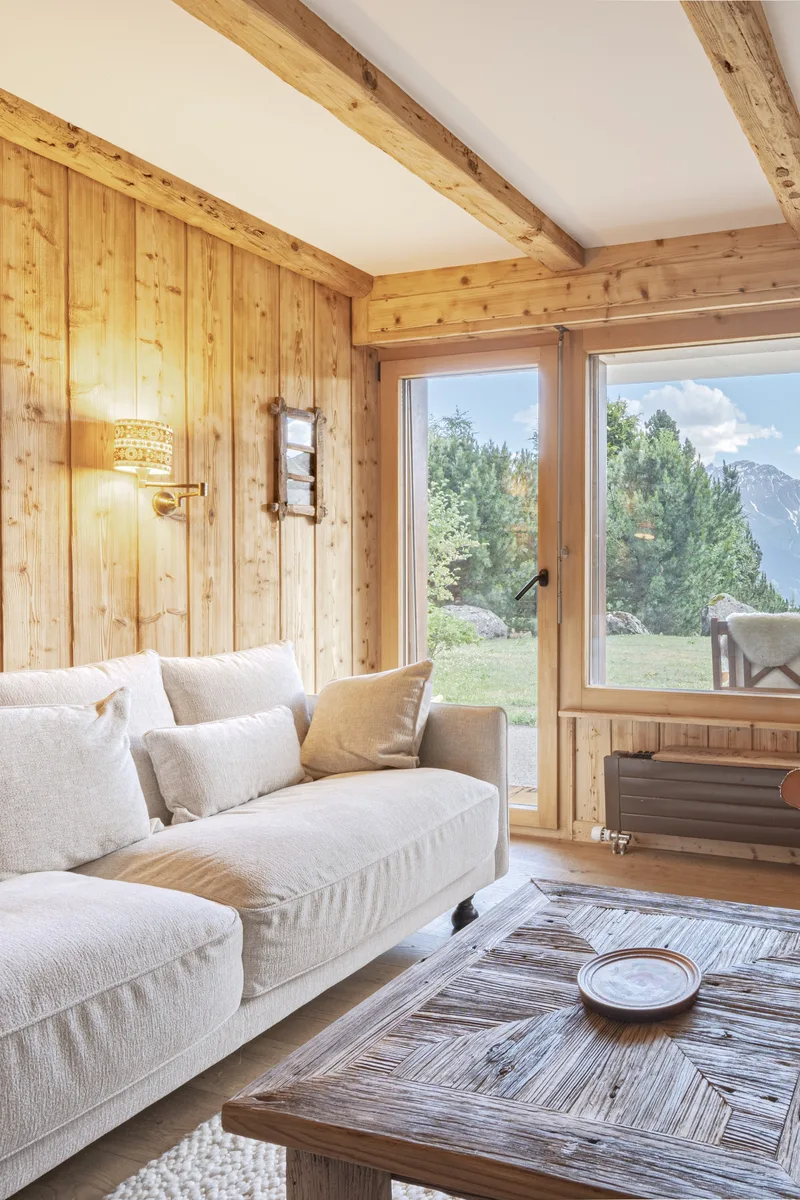 Salon avec poutres apparentes d'un chalet en location à Verbier, géré par notre conciergerie