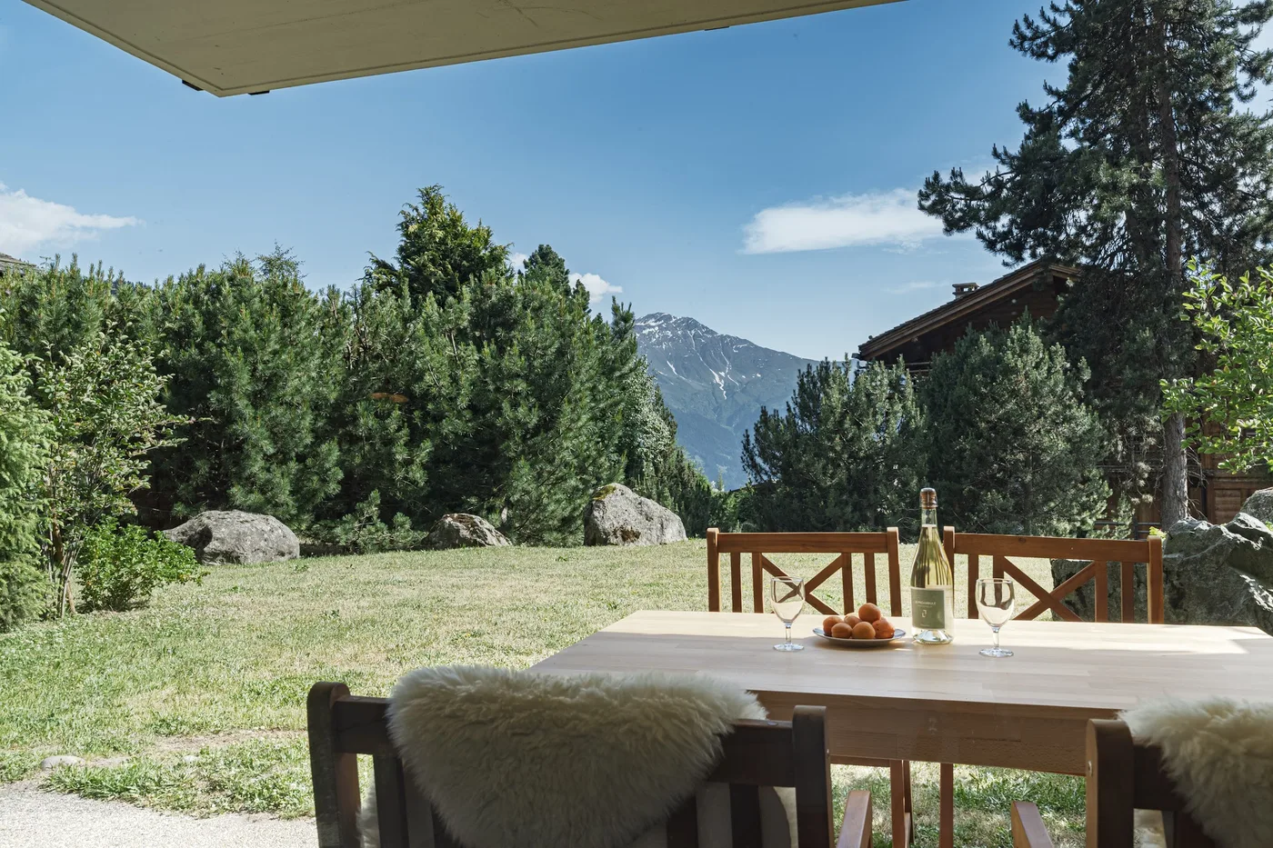 Table dressée sur la terrasse d'un chalet en location courte durée à Verbier