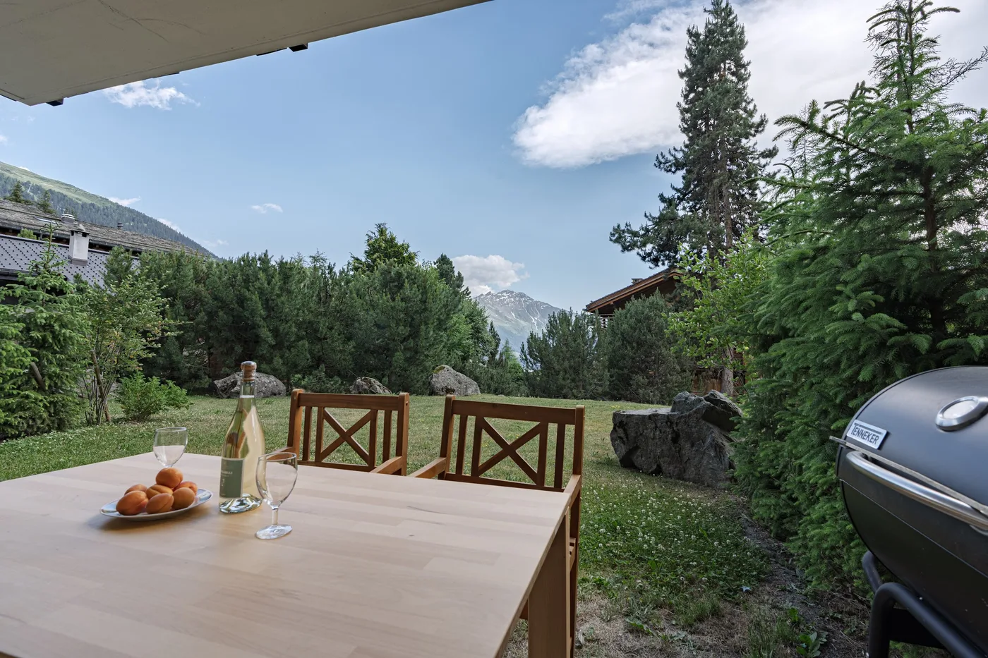 Terrasse avec table dressée et vue sur les montagnes, chalet en gestion locative à Verbier