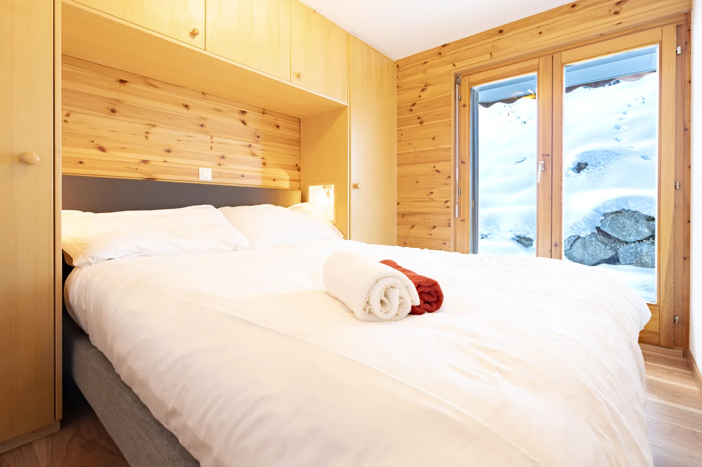 Chambre lumineuse avec vue montagne d'un appartement en gestion locative