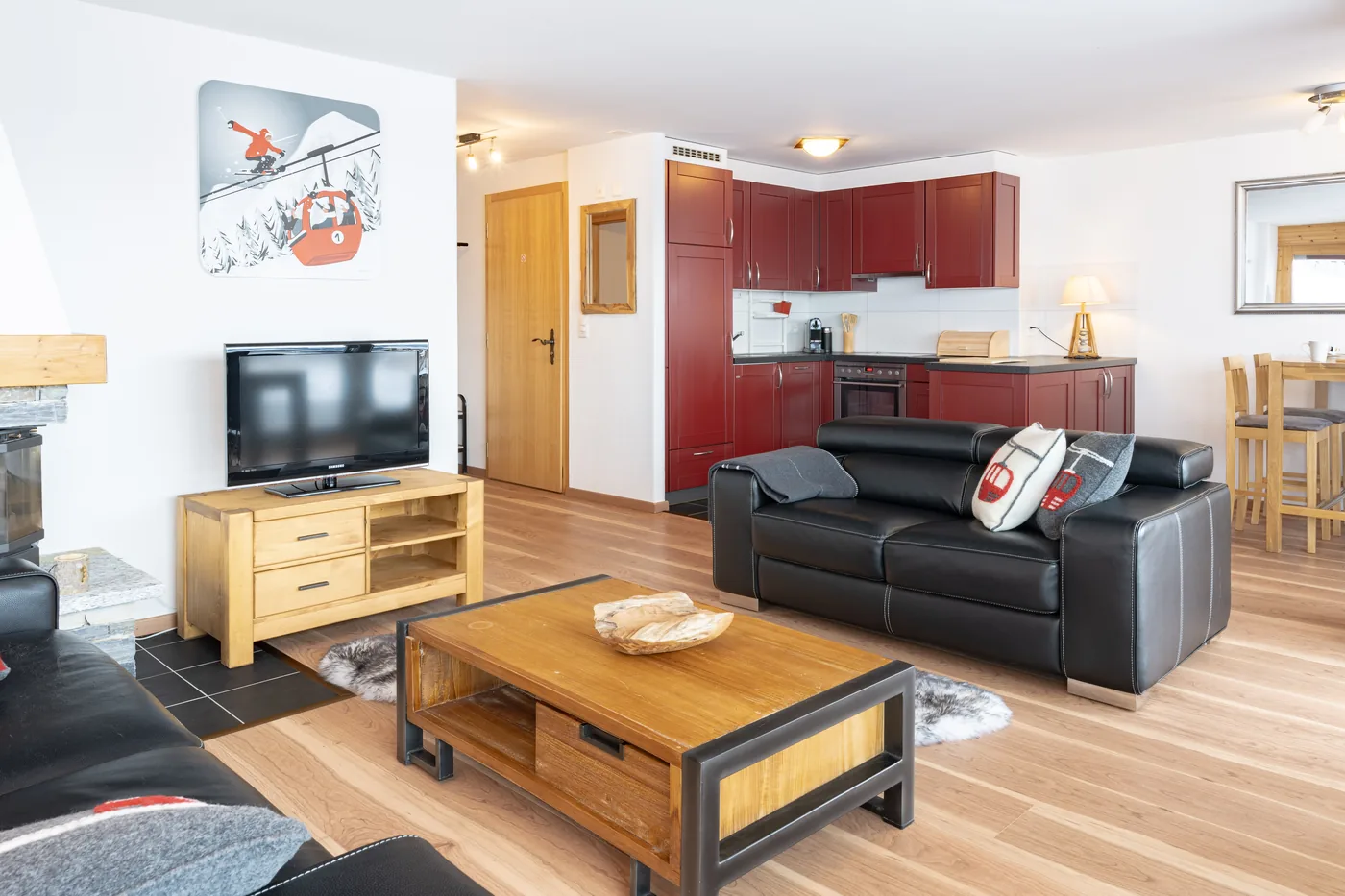 Salon avec TV et coin repas d'un appartement en gestion locative