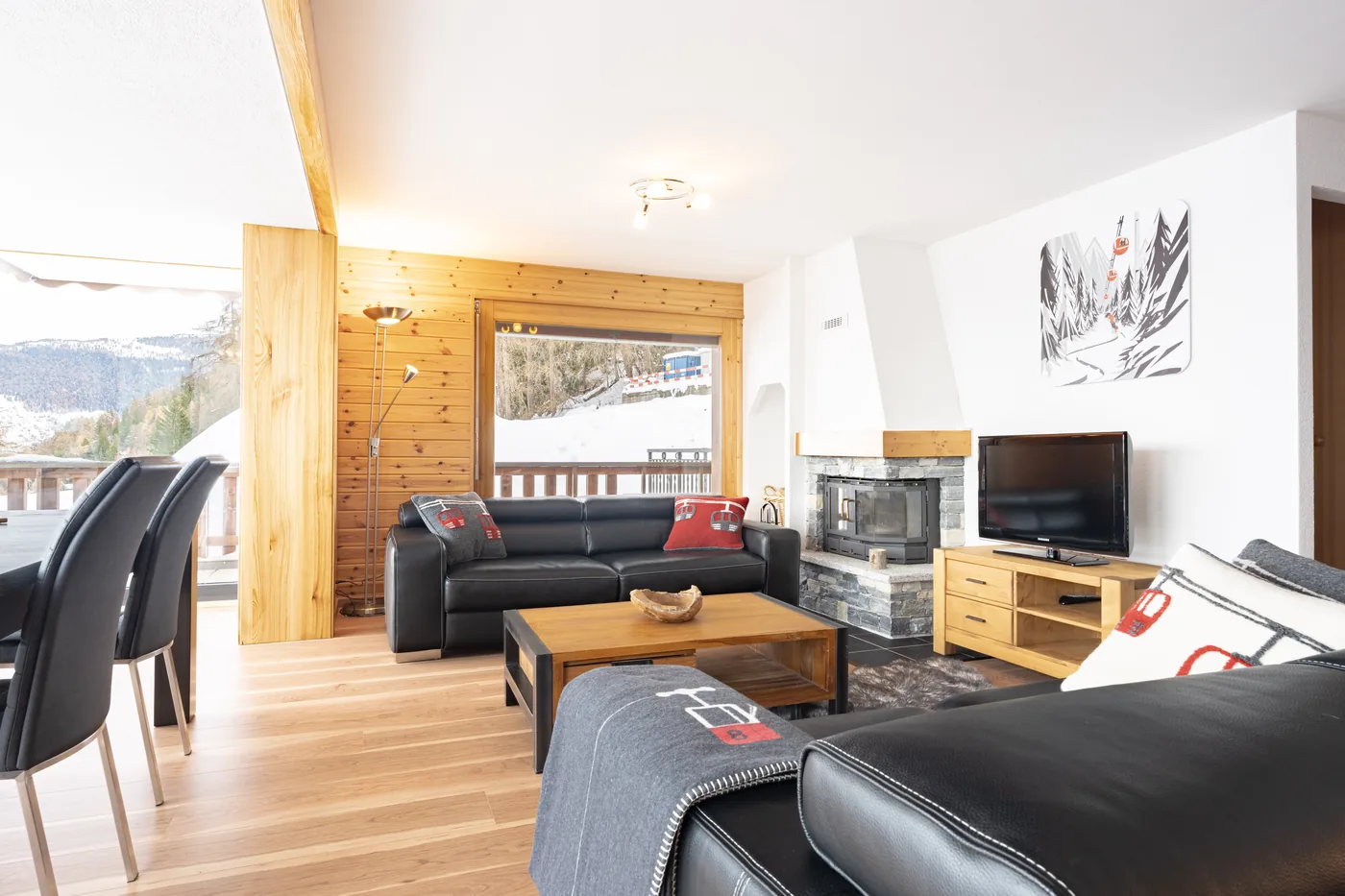Salon avec vue sur la vallée du Rhône d'un appartement en gestion locative Séjours Alpin