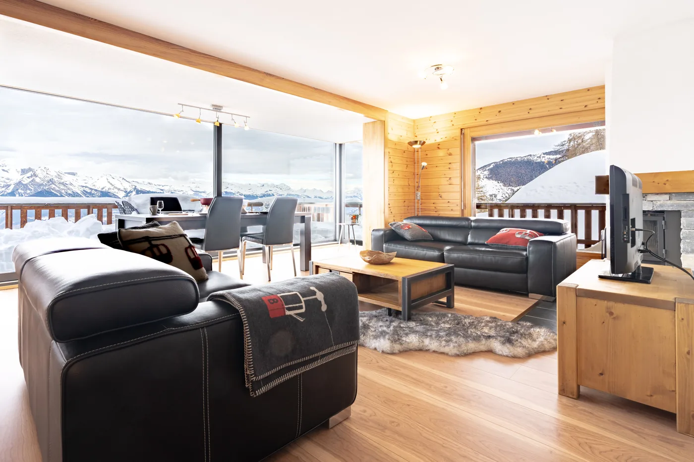 Séjour avec canapés et vue sur la vallée d'un appartement en gestion locative par notre conciergerie
