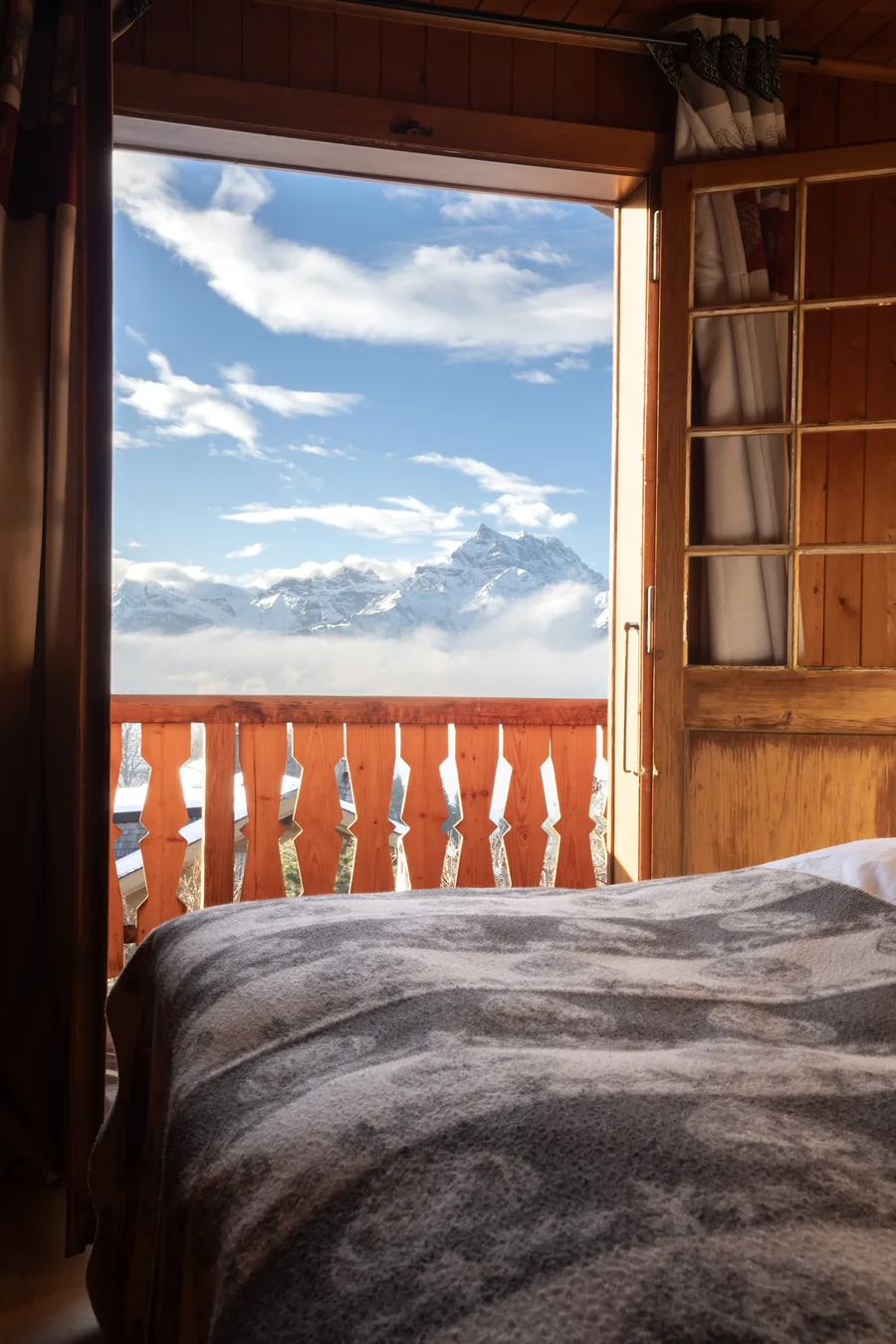 Vue sur les Alpes vaudoises depuis la chambre d'un chalet à Villars-sur-Ollon