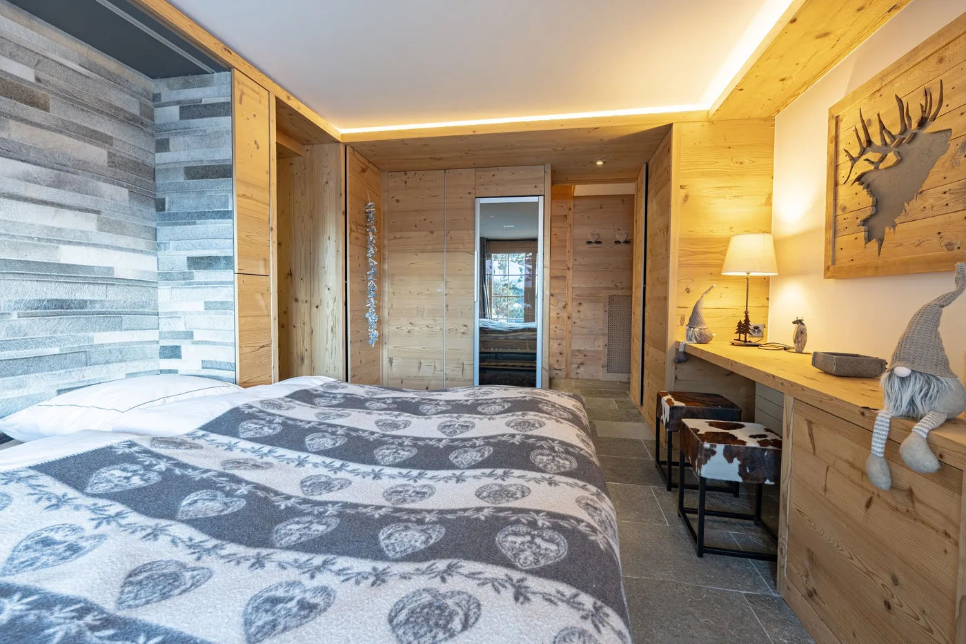 Chambre chaleureuse en boiseries d'un chalet en gestion locative à Villars