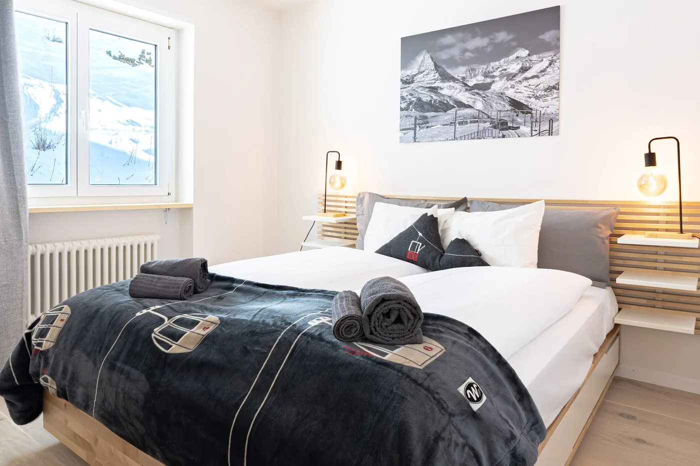 Chambre avec vue sur les montagnes enneigées, appartement en gestion locative à Zermatt